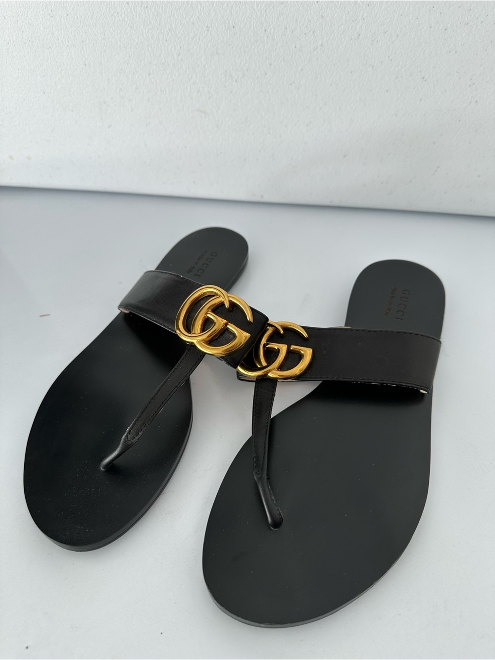 Gucci Black Leather Thong Sandals with Gold Double G Hardware size US 9 (39)